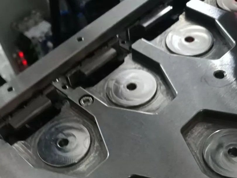 超薄+高反光金属片检测难题，这款光电传感器如何“见招拆招” ？